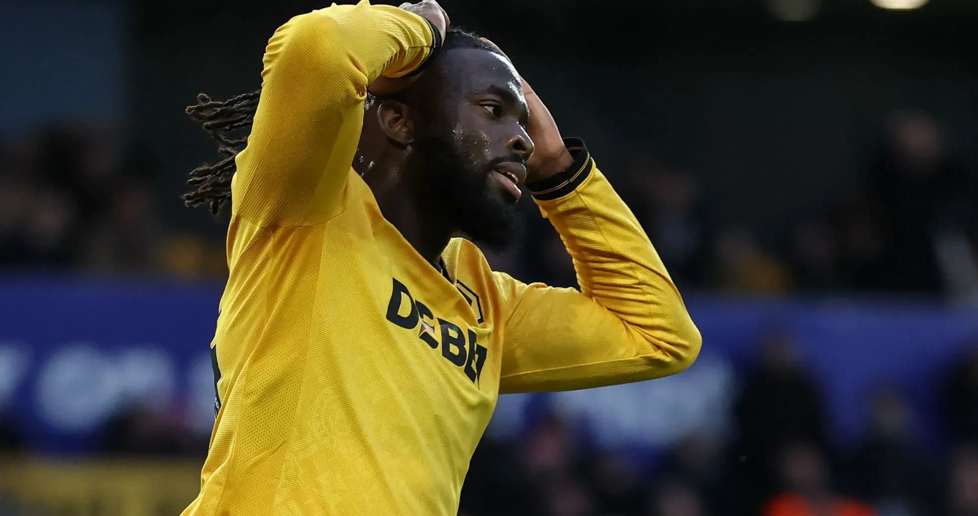 Jugador con camiseta amarilla en gesto de frustración