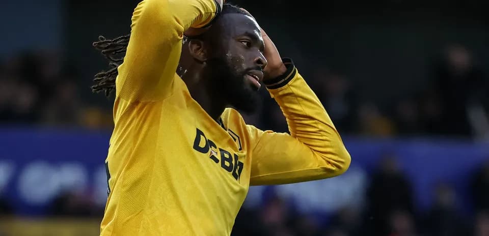 Jugador con camiseta amarilla en gesto de frustración