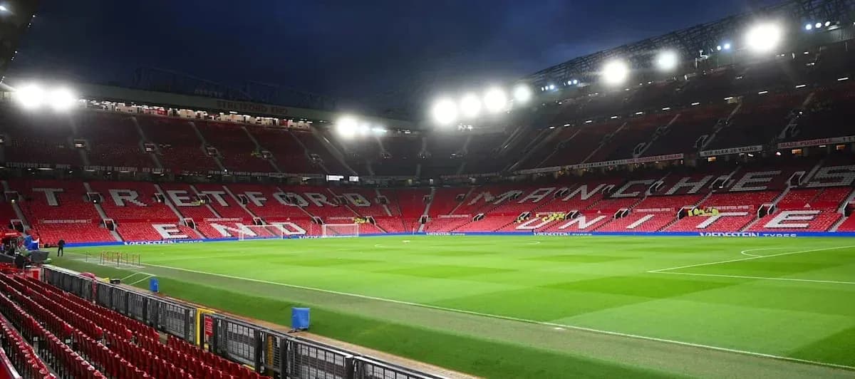 Estadio Old Trafford vacío con césped bien cuidado