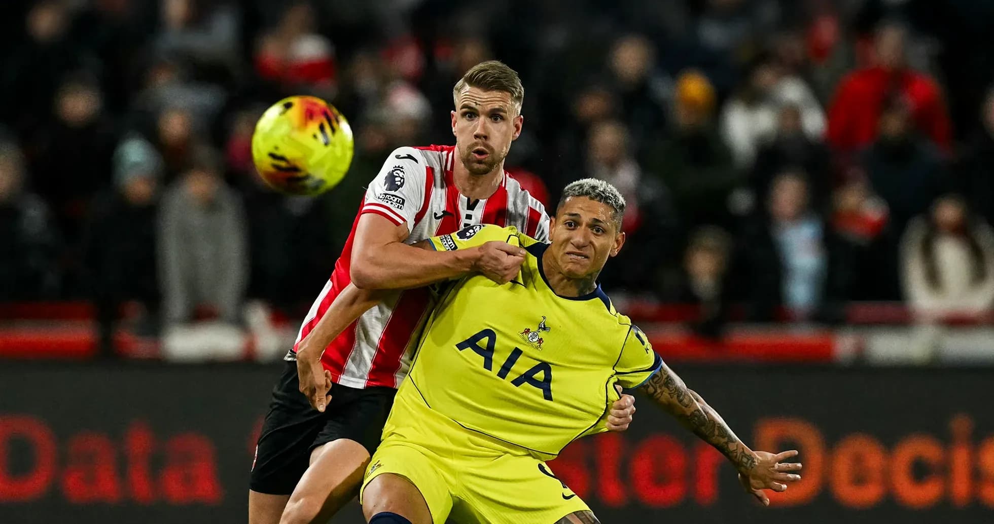 Jugador de Brentford y Tottenham luchando por el balón