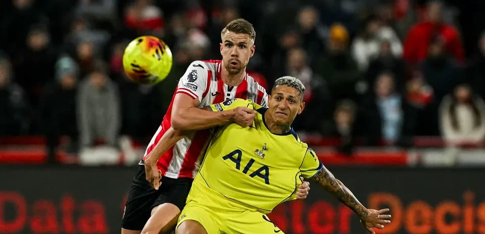 Jugador de Brentford y Tottenham luchando por el balón