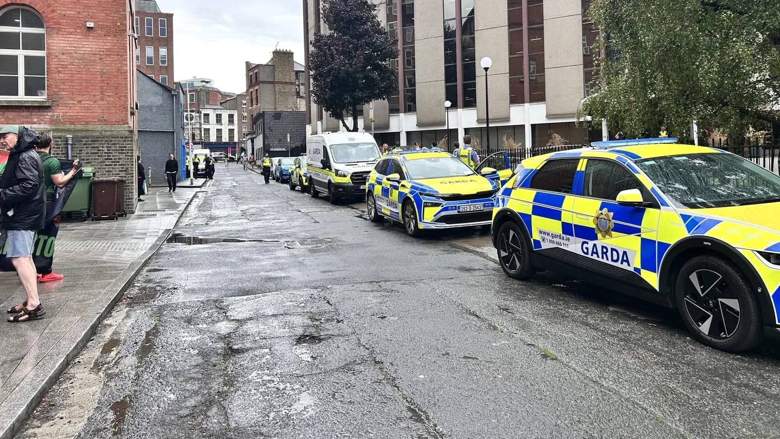 Varios vehículos de Garda estacionados en la calle