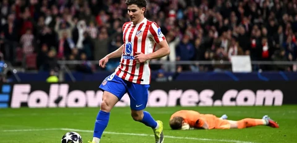 Jugador de Atlético de Madrid corriendo tras un gol