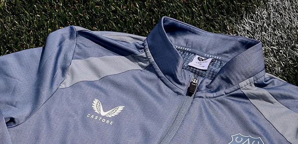 Chaqueta de entrenamiento de Everton sobre césped