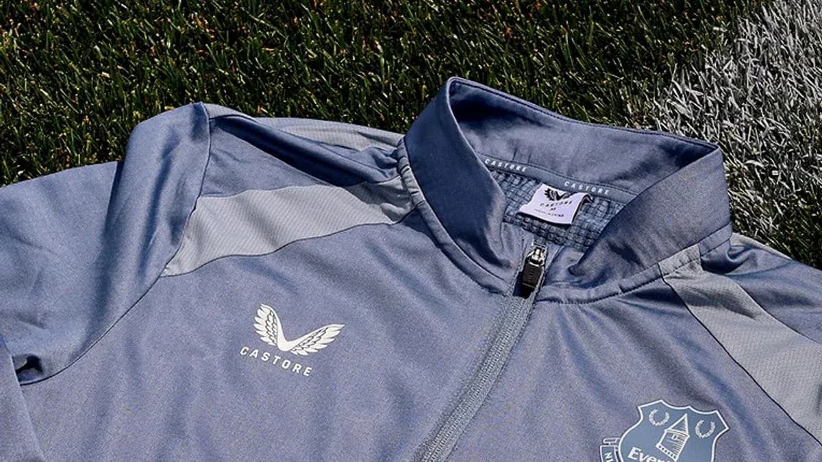 Chaqueta de entrenamiento de Everton sobre césped