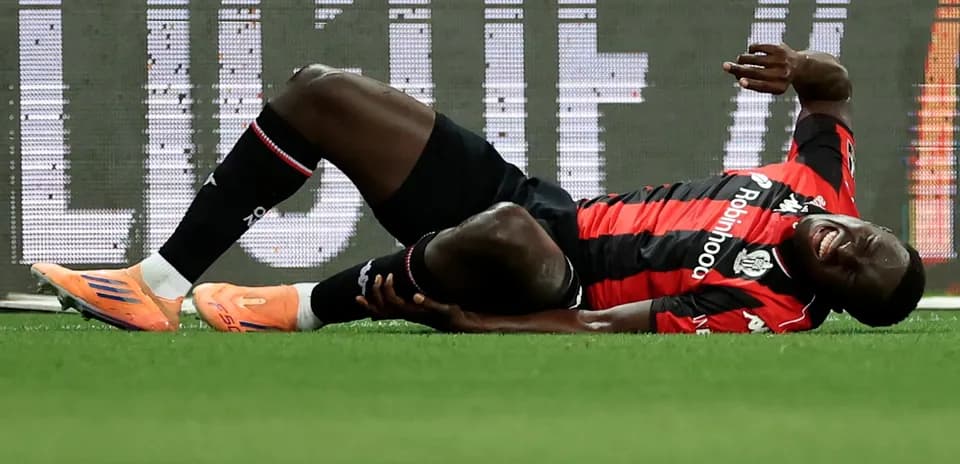 Jugador de fútbol en el suelo tras una lesión