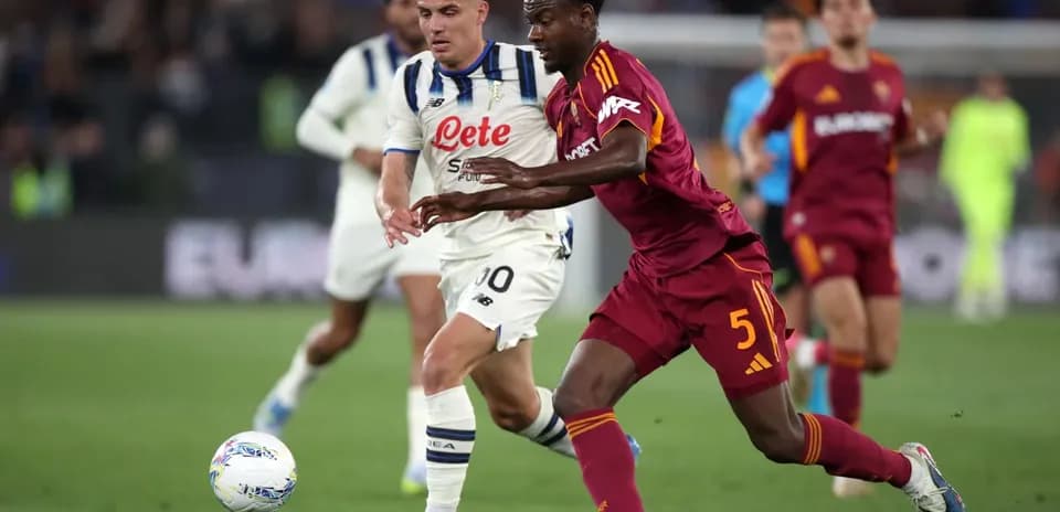 Jugador de Roma luchando por el balón