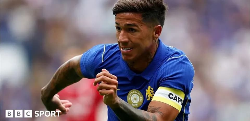 Jugador corriendo con balón en partido de fútbol