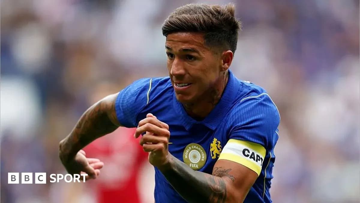 Jugador corriendo con balón en partido de fútbol