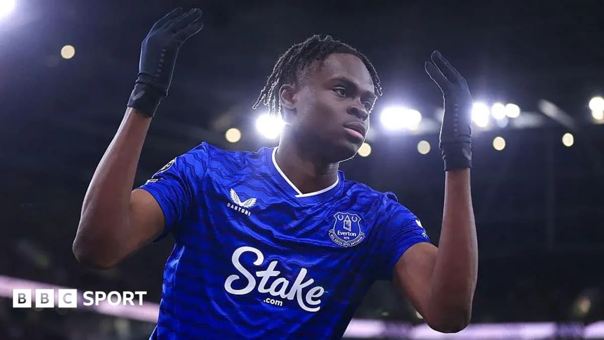 Jugador de Everton celebrando un gol en el campo