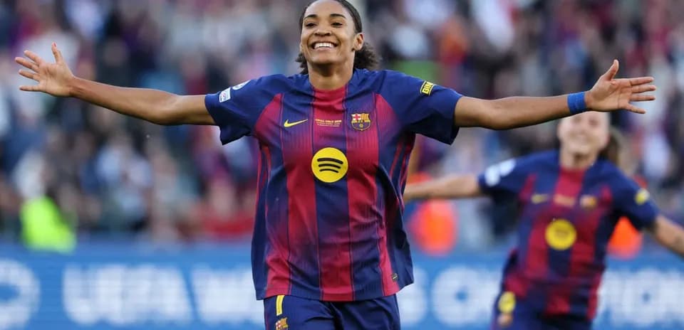 Jugadora de Barça celebrando un gol en el campo