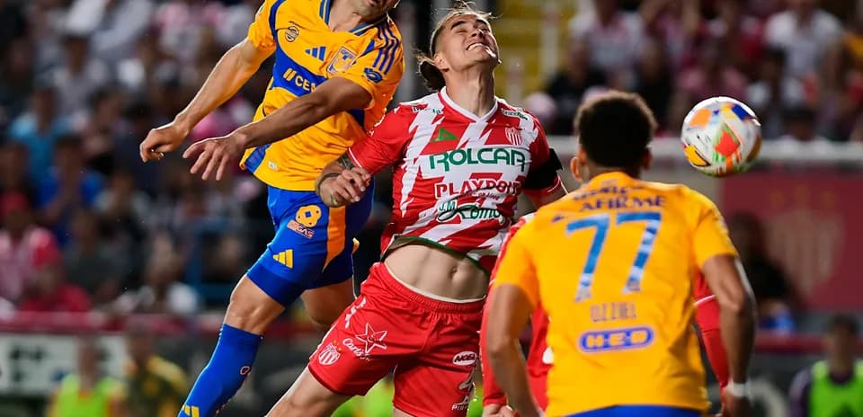 Jugadores de Tigres y Necaxa en acción