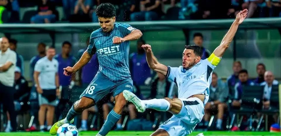 Jugador en acción durante el partido de fútbol
