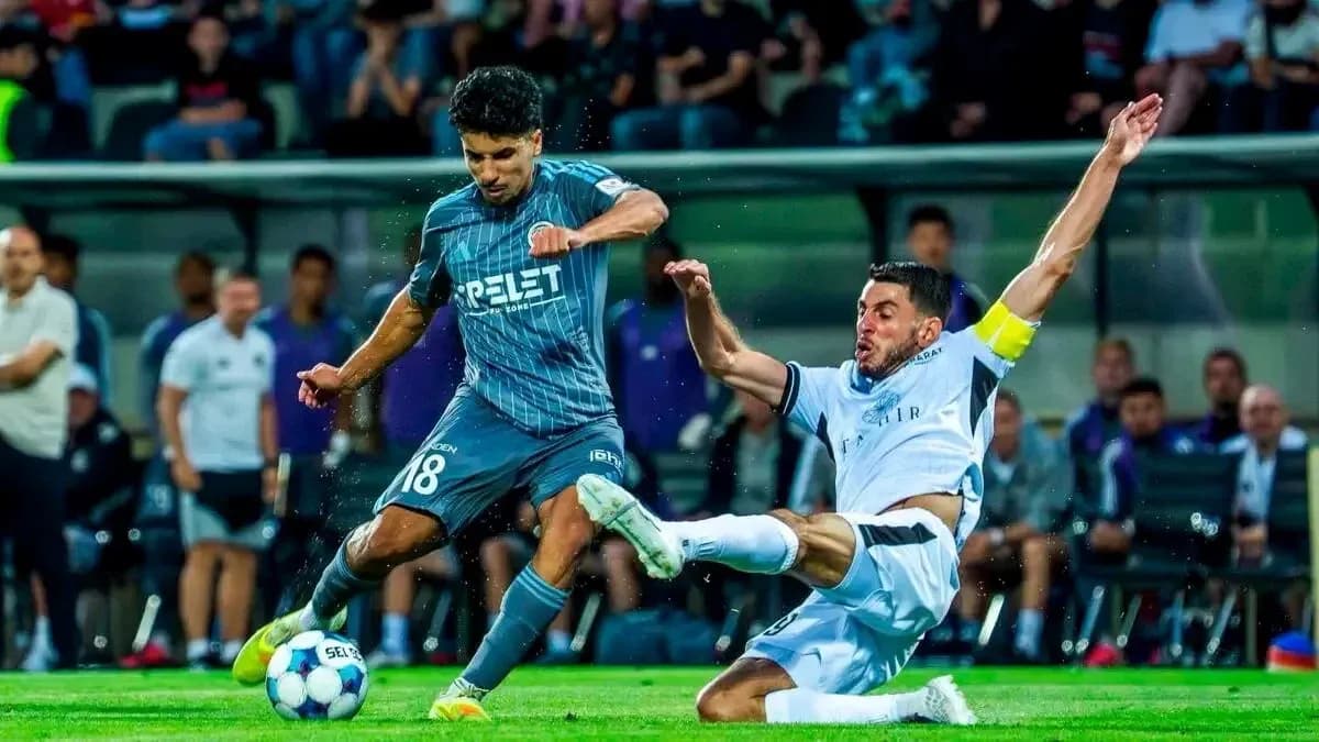 Jugador en acción durante el partido de fútbol