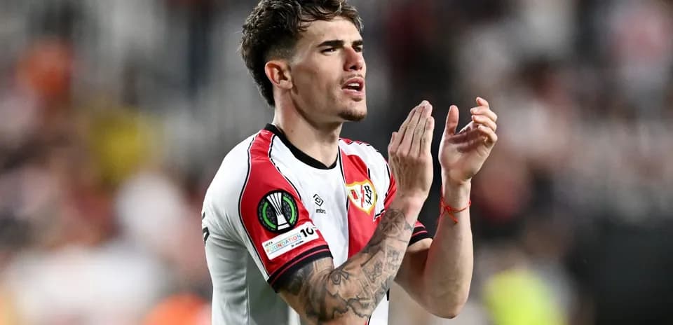 Jugador aplaudiendo durante partido de fútbol