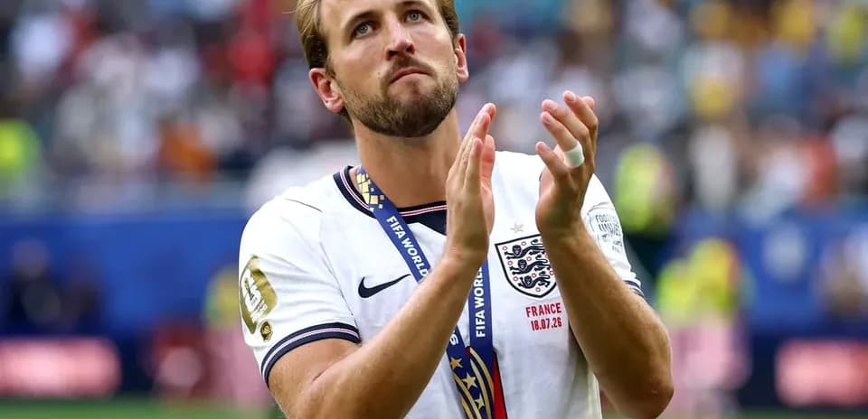 Jugador aplaudiendo con medalla de bronce en el pecho