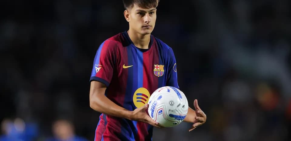 Jugador de Barcelona sosteniendo el balón