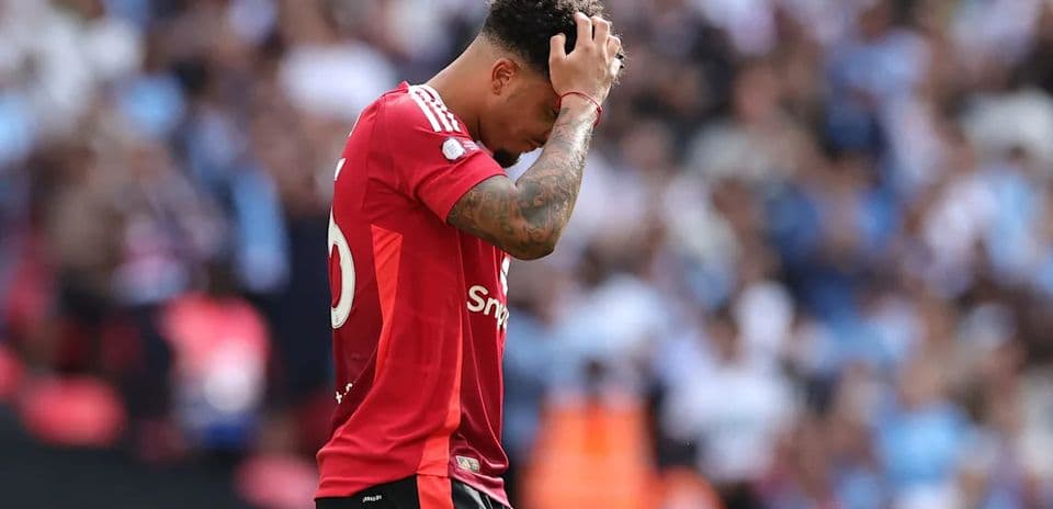 Jugador con camiseta roja se siente frustrado en el campo