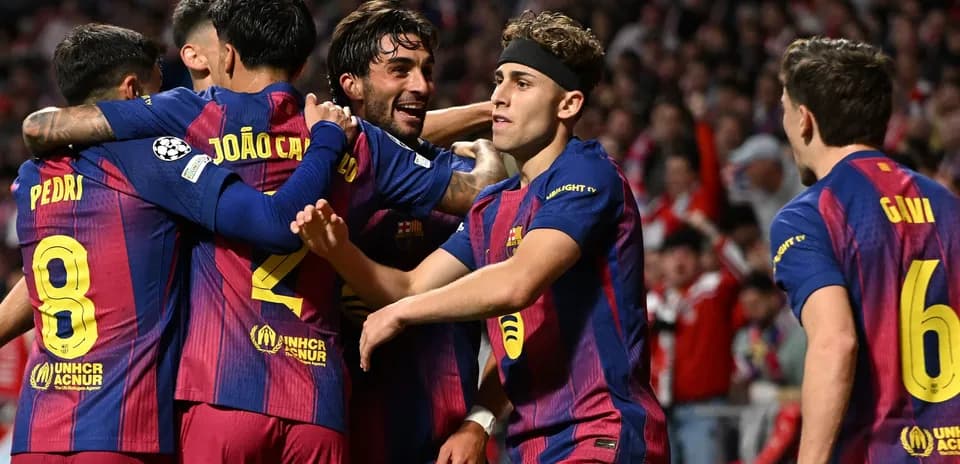 Jugadores del FC Barcelona celebrando un gol juntos