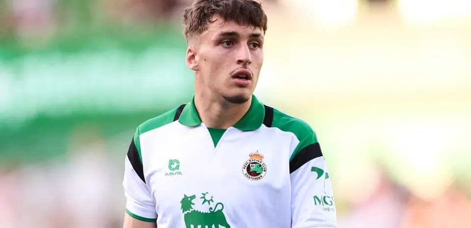 Jugador de Racing de Santander en el campo