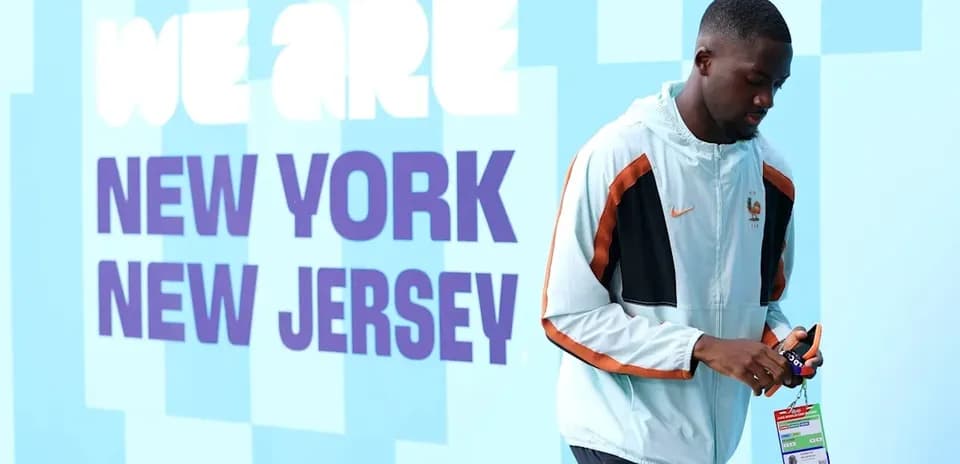 Jugador caminando junto a mural en New Jersey