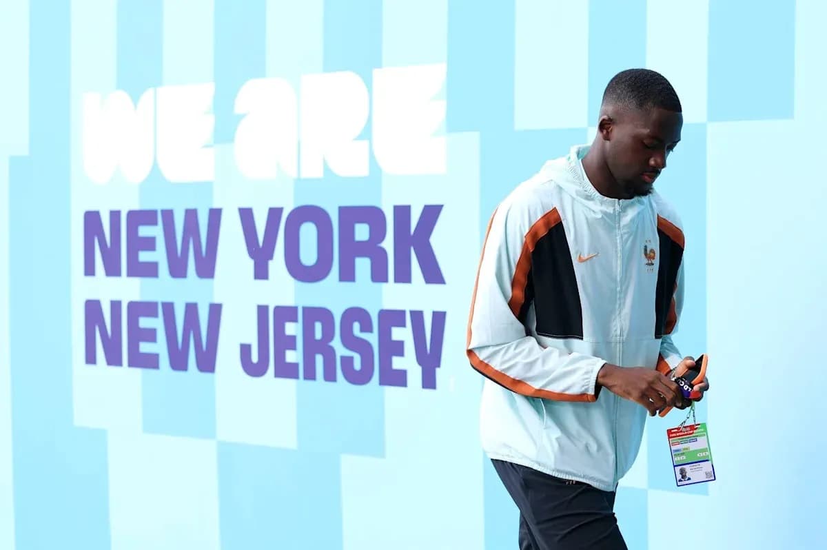 Jugador caminando junto a mural en New Jersey