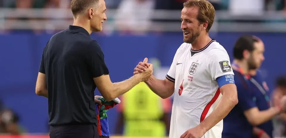 Entrenador y jugador de Inglaterra saludándose tras partido