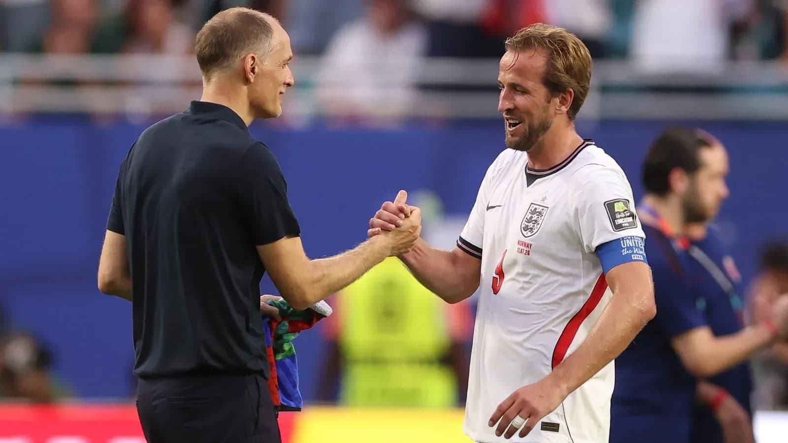 Entrenador y jugador de Inglaterra saludándose tras partido