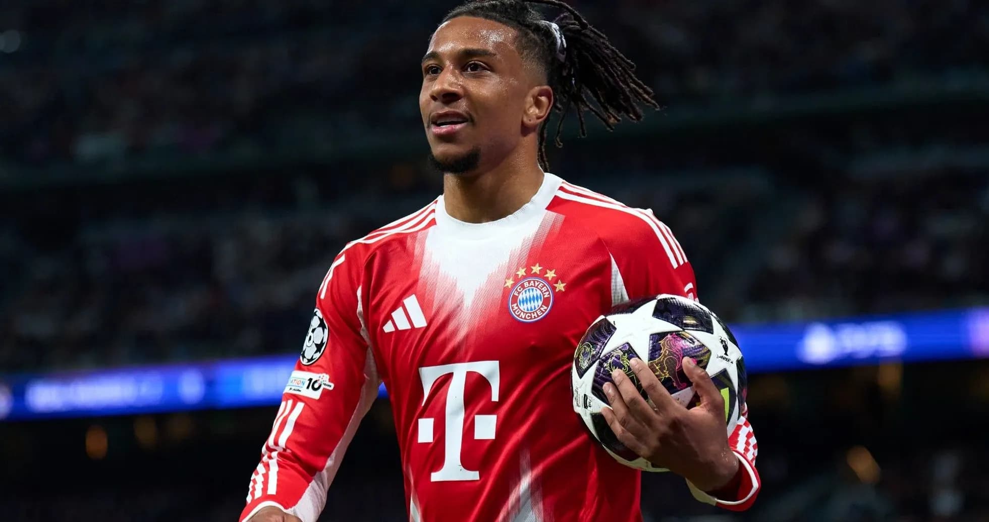 Jugador de Bayern Múnich sosteniendo balón en campo