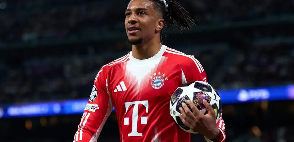 Jugador de Bayern Múnich sosteniendo balón en campo