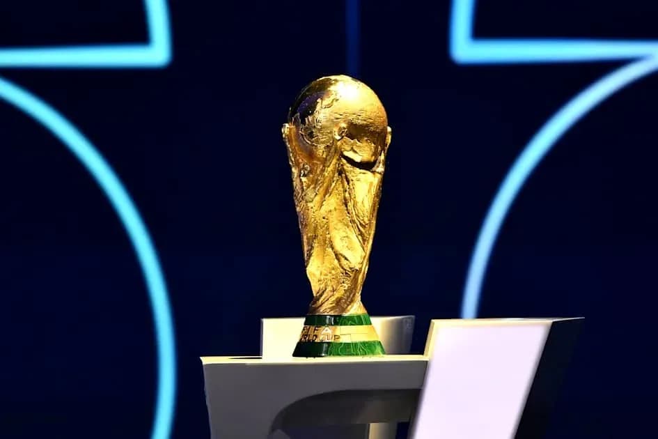 Trofeo de la Copa del Mundo en pedestal