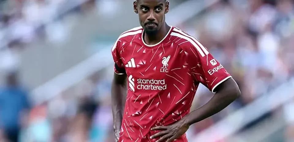 Jugador de Liverpool en acción durante el partido