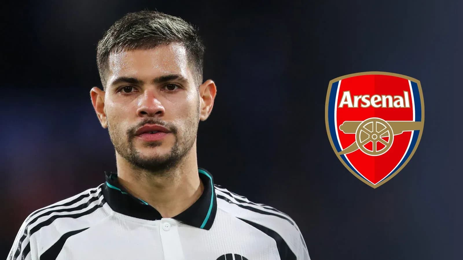 Jugador de fútbol con escudo de Arsenal al fondo
