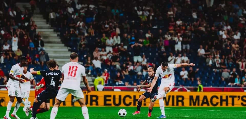 Un jugador de Red Bull Salzburg disparando a puerta