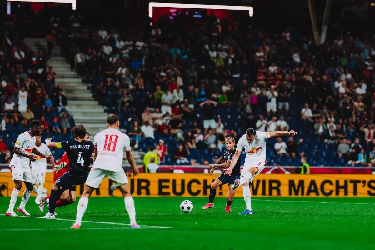 Un jugador de Red Bull Salzburg disparando a puerta