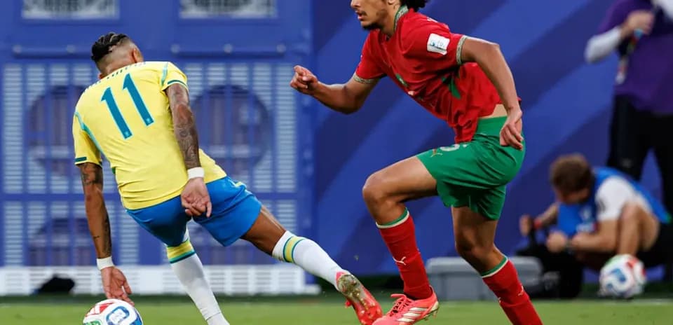 Jugador de Brasil driblando a oponente de Marruecos