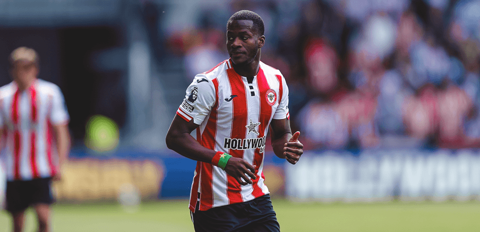 Jugador de Brentford durante el partido
