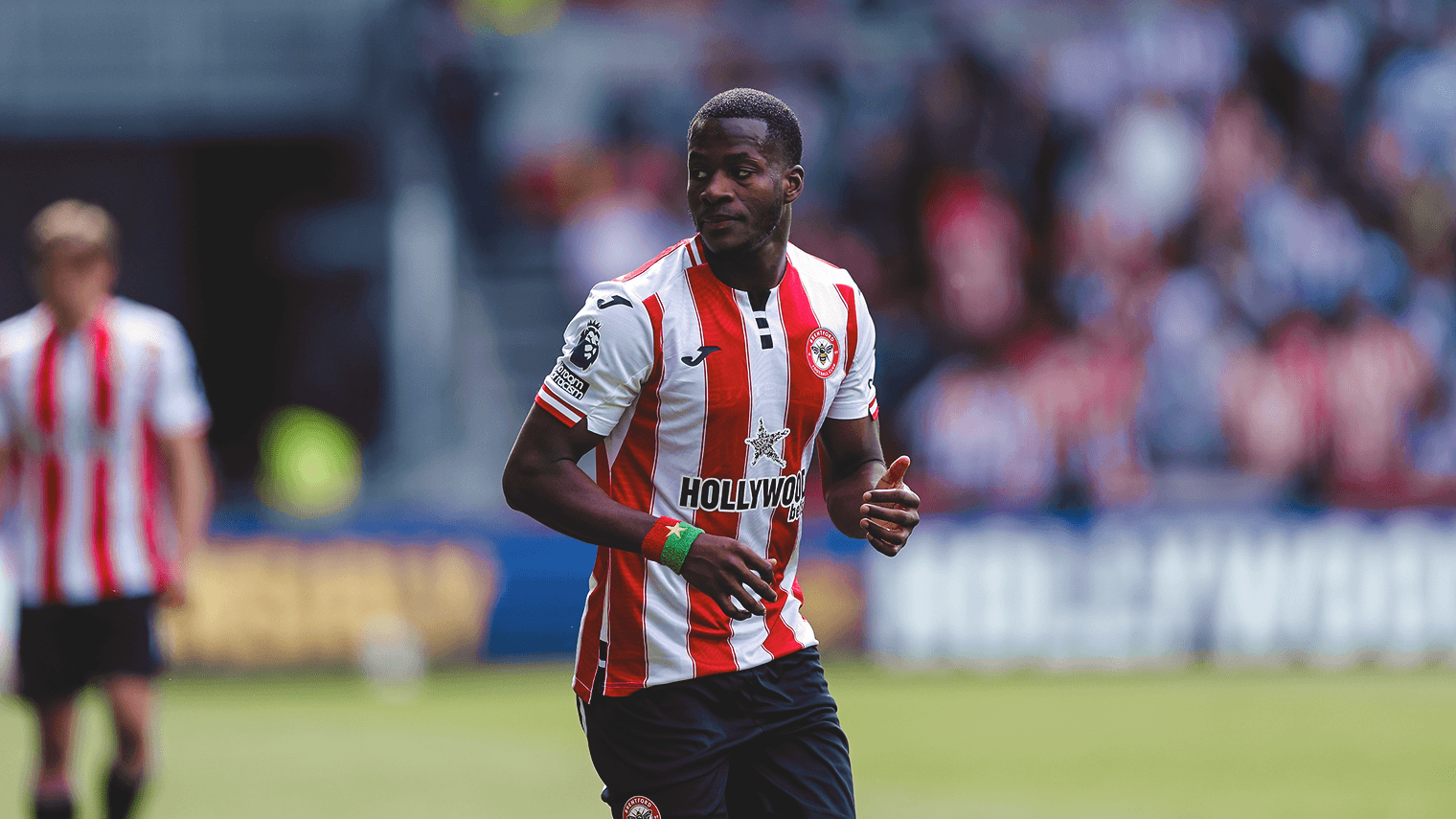 Jugador de Brentford durante el partido