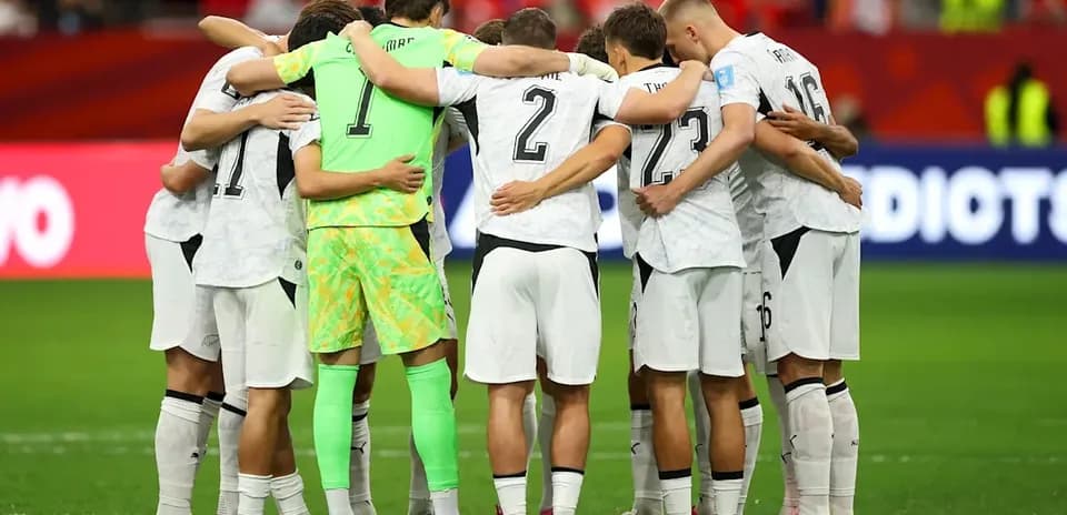 Jugadores en círculo antes del partido de fútbol