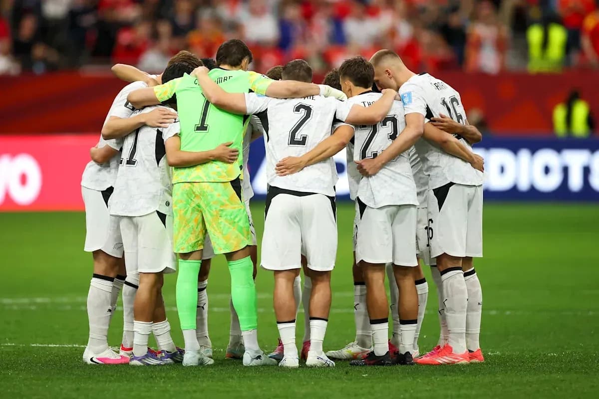 Jugadores en círculo antes del partido de fútbol