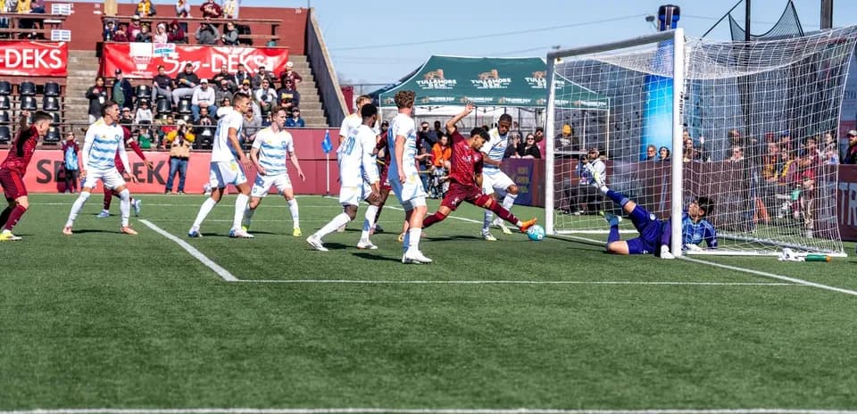 Acción en el partido entre JAX y Detroit City