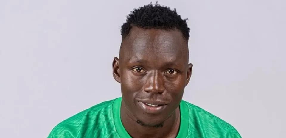 Jugador con camiseta verde posando para la foto
