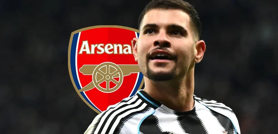 Jugador de Newcastle United con fondo de Arsenal