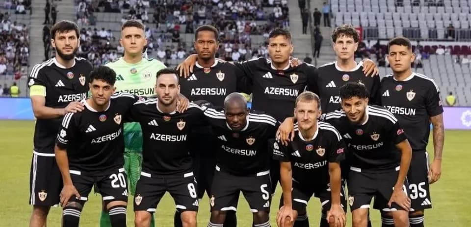 Equipo Qarabag posando antes del partido