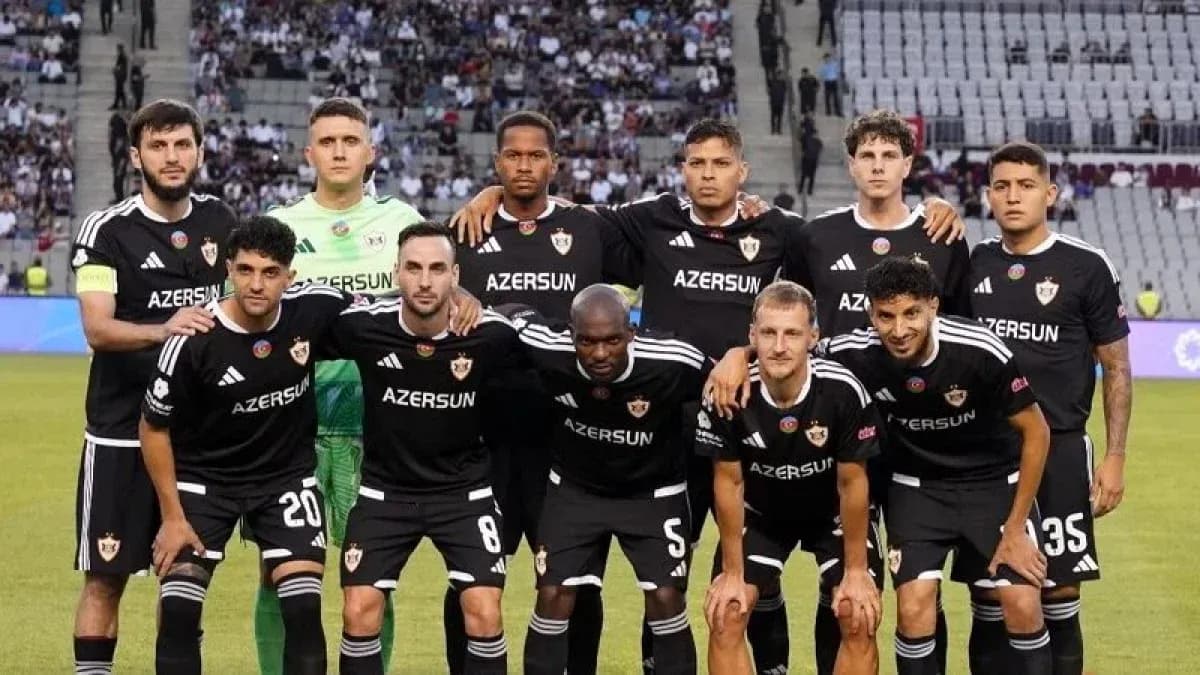 Equipo Qarabag posando antes del partido