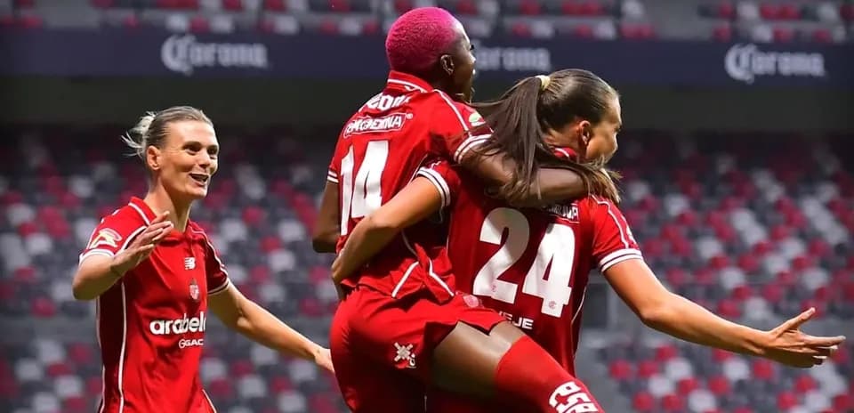Jugadoras celebrando un gol en el partido