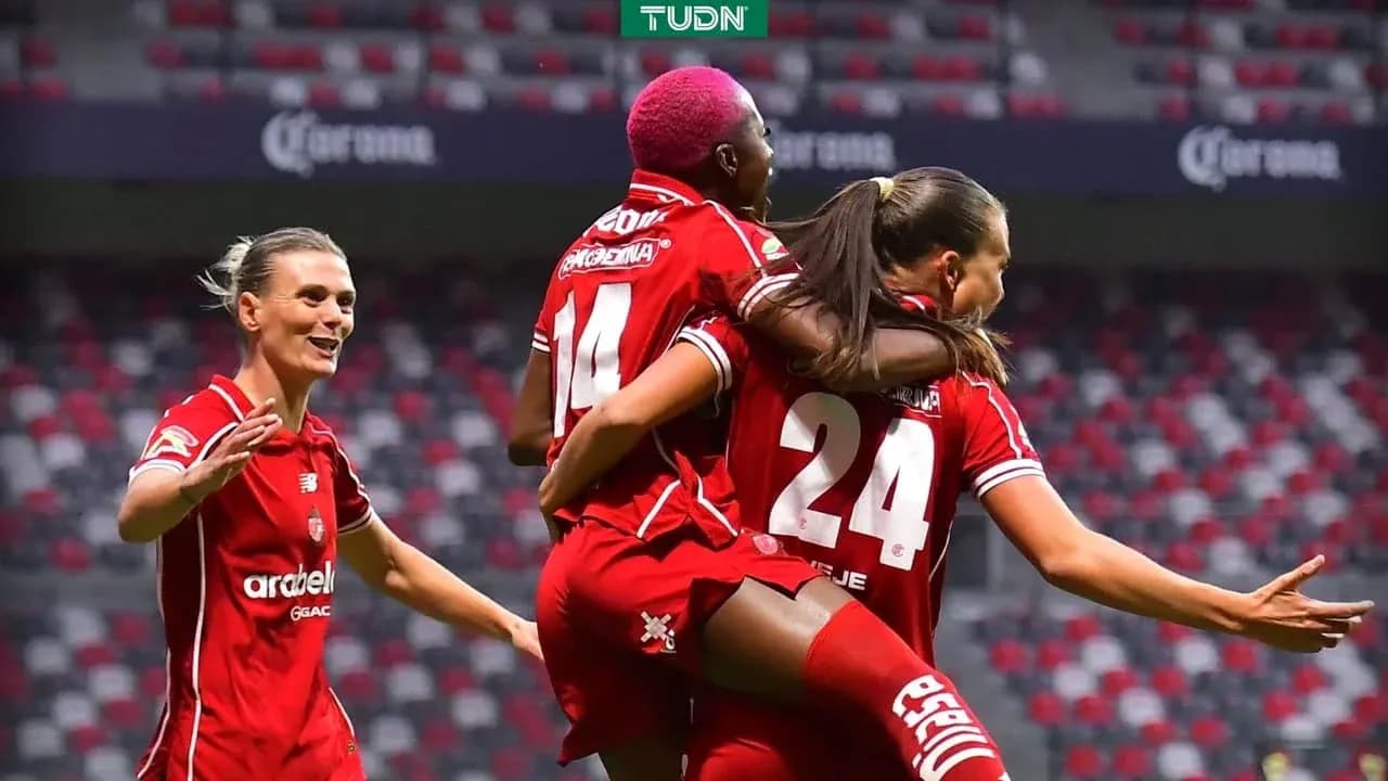 Jugadoras celebrando un gol en el partido