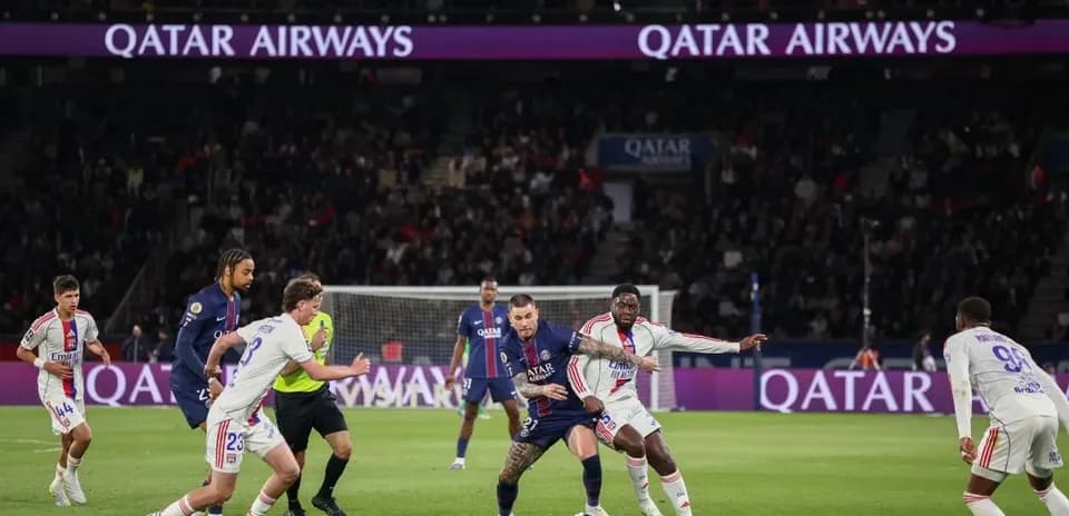 Jugadores de PSG y Lyon luchando por el balón