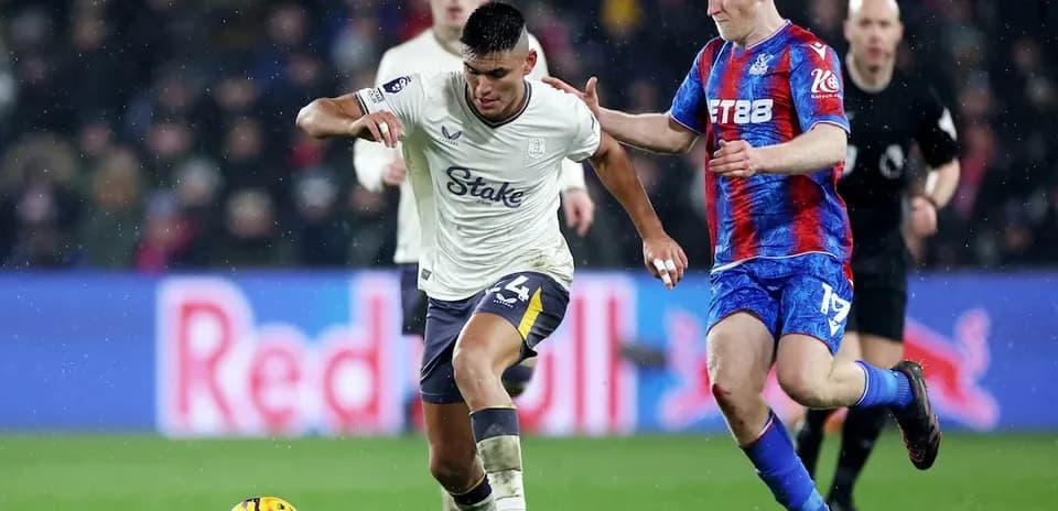 Jugador de Crystal Palace persiguiendo a rival