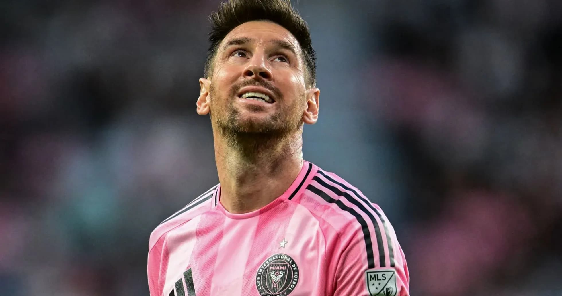 Jugador con camiseta rosa mirando hacia arriba